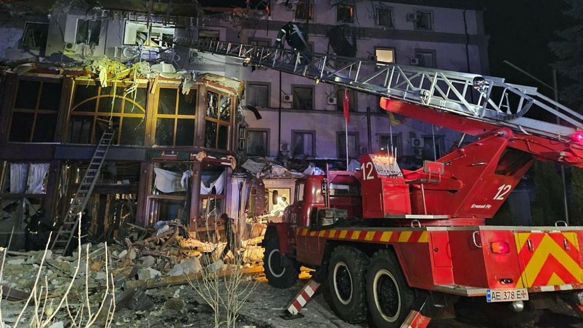 in hotelul bombardat de rusia la krivoi rog se aflau voluntari americani si britanici spune volodimir zelenski