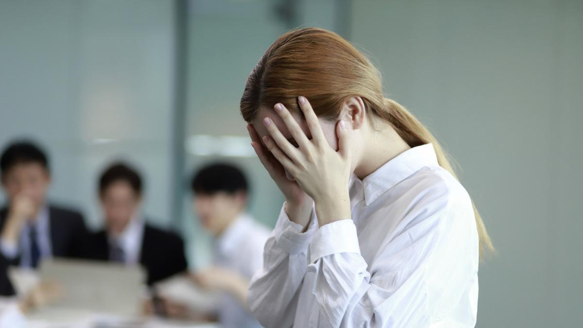 sase din zece romani nu sunt multumiti de locul de munca pe care il au femeile mai afectate de burnout decat barbatii studiu