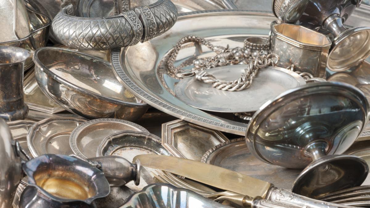 surpriza in trafic peste 100 kg de bijuterii din argint gasite de politisti in masina unui barbat ce i au gasit in casa