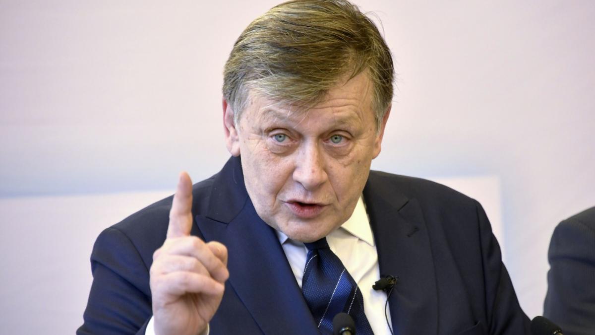 crin antonescu donald trump are dreptate nu putem sta sa plateasca sua pentru noi toti cred ca e posibil 3 5 din pib pentu aparare