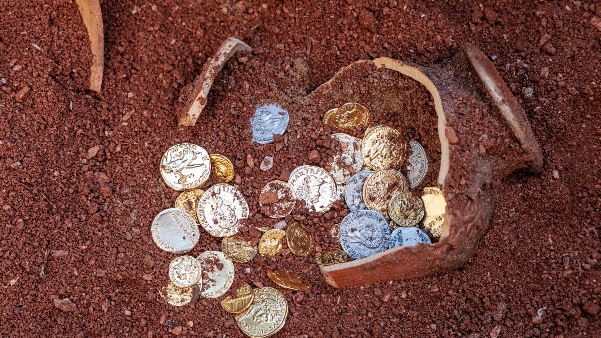 niste muncitori care renovau o cladire istorica au descoperit 1 000 de monede romane estimate la 9 milioane e ce recompensa vor primi