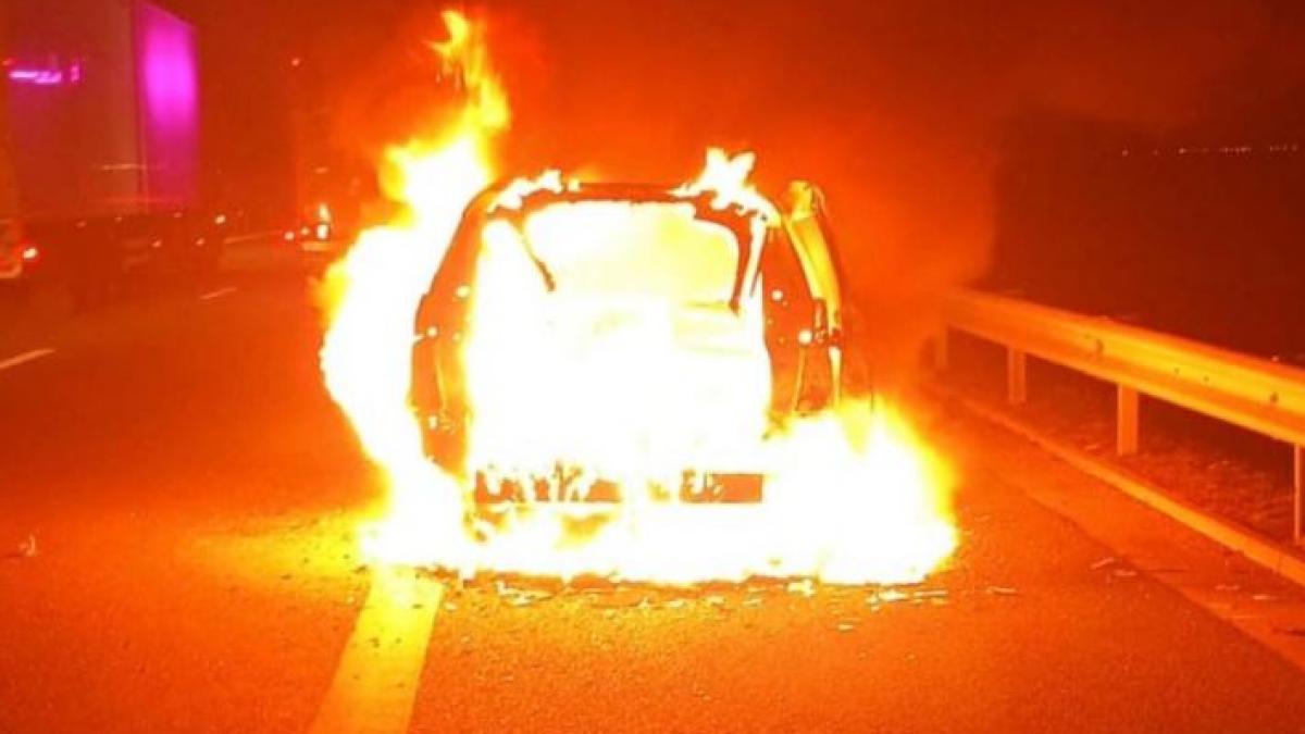 o masina a luat foc pe a1 iar soferul este de negasit alte 5 masini s au ciocnit in zona