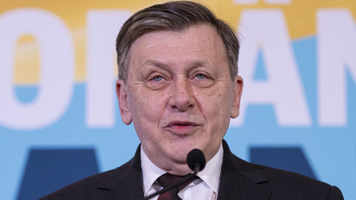 pnl a strans aproape 700 000 de semnaturi pentru candidatura lui crin antonescu li se vor adauga si cele adunate de psd si udmr