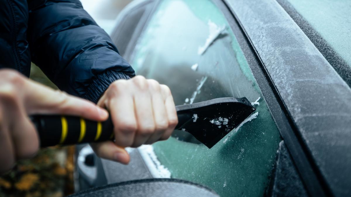 barbat care dezgheata masina