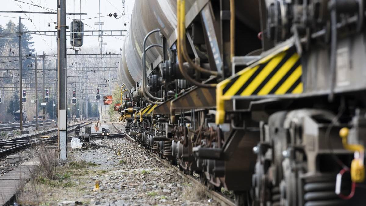 un barbat a supravietuit dupa ce a fost lovit de tren a adormit pe marginea sinelor si nu a simtit trenul venind