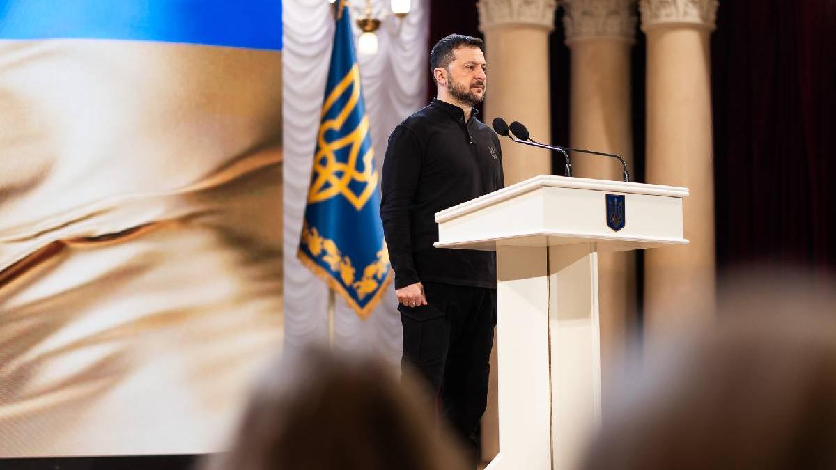 zelenski si a cerut scuze ironic la o ceremonie din kiev imi pare rau nu sunt la costum