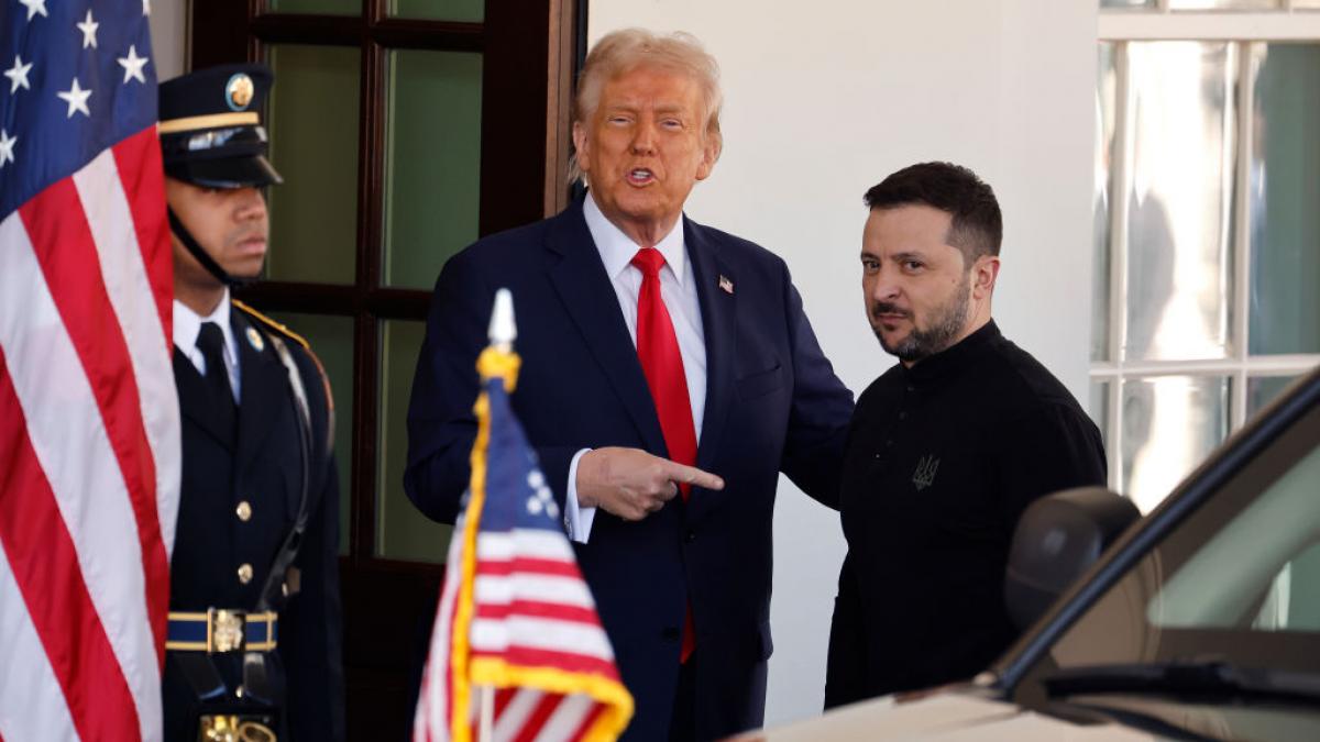 Donald Trump arată cu degetul spre Volodimir Zelenski