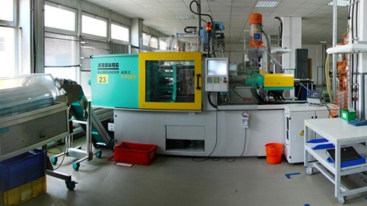 o fabrica romaneasca veche de 100 de ani se muta la medias dupa ce a functionat in sibiu vor fi peste 250 de locuri de munca