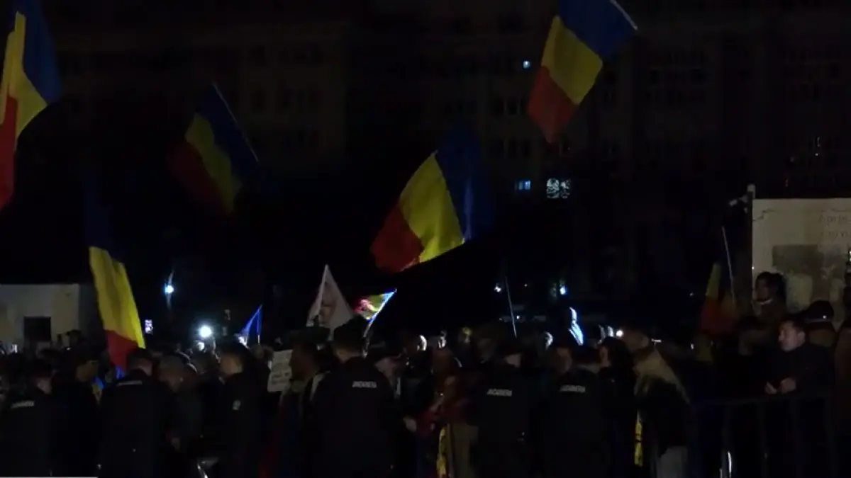 sustinatorii lui georgescu protesteaza in fata ccr jandarmeria a desfasurat efective in preajma mai multor institutii publice