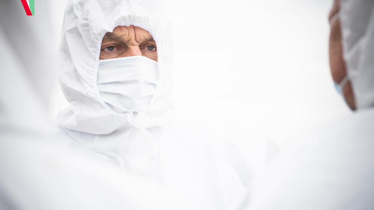 aparitie inedita a lui victor orban premierul ungariei s a imbracat in combinezon de protectie chimica