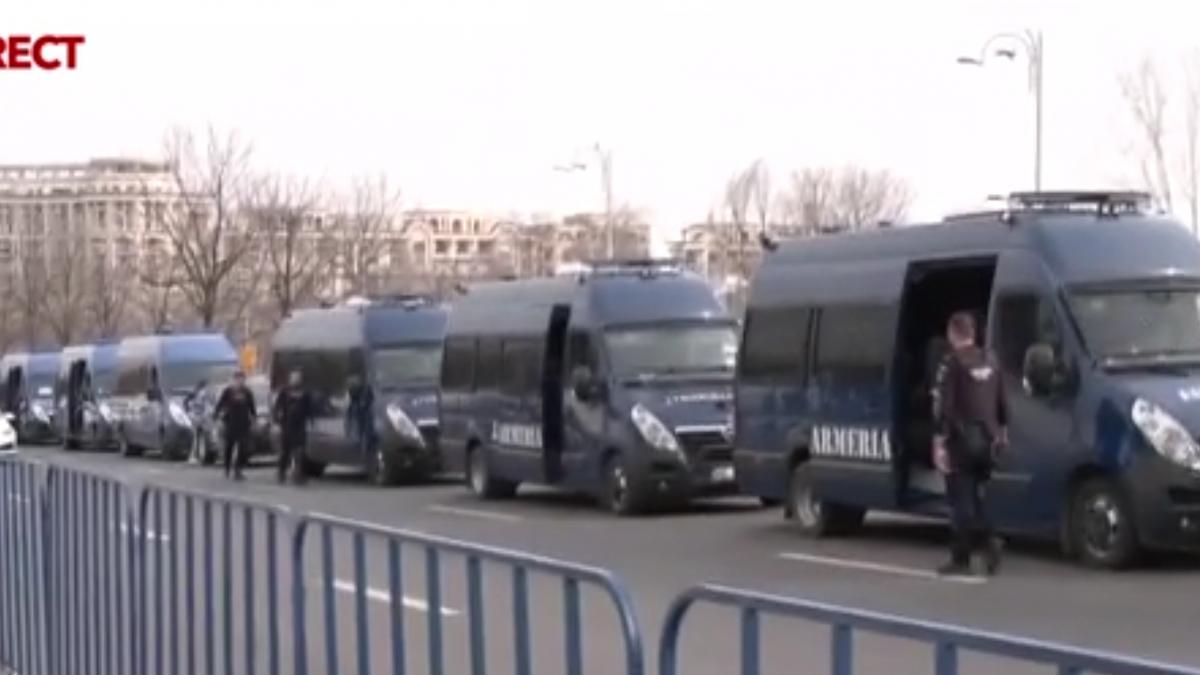 mobilizare de forte in fata ccr unde se va decide daca georgescu poate candida 25 de dube ale jandarmeriei asigura ordinea