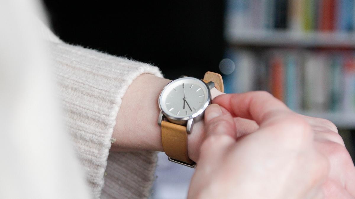 de ce se schimba de fapt ora data la care romanii dau ceasurile inainte