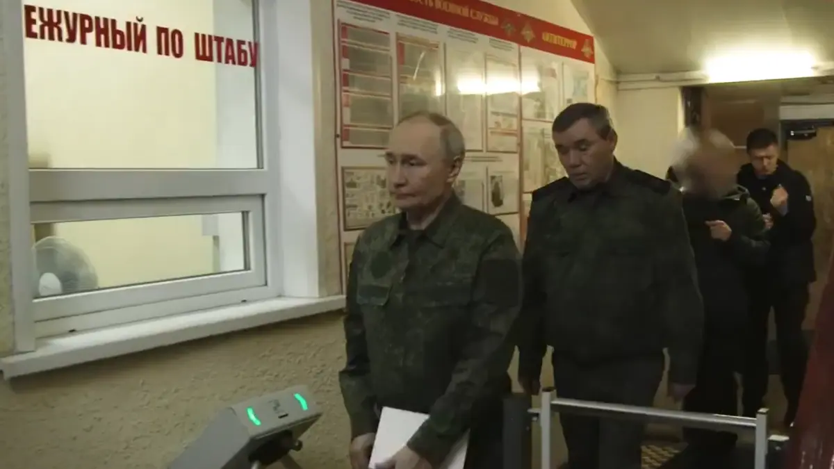 putin vizita de propaganda in kursk s a dus imbracat in haine militare gherasimov i a dat raportul ucrainenii sunt incercuiti