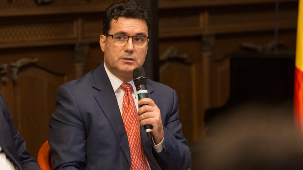 un candidat nu poate strange 200 000 de semnaturi in 3 zile respectand legea atrage atentia rectorul snspa remus pricopie