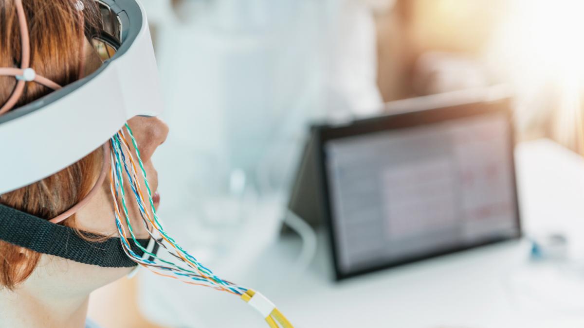 un nou model de ai dezvoltat de meta citeste gandurile oamenilor si le transcrie decodarea functioneza fara implant cerebral