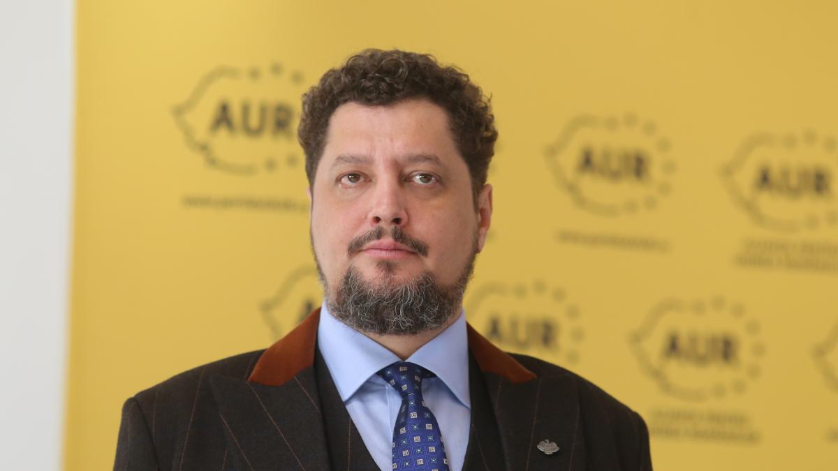 claudiu tarziu il ataca pe calin georgescu pentru ca nu si a anuntat sustinerea pentru simion aur a facut proteste pentru el