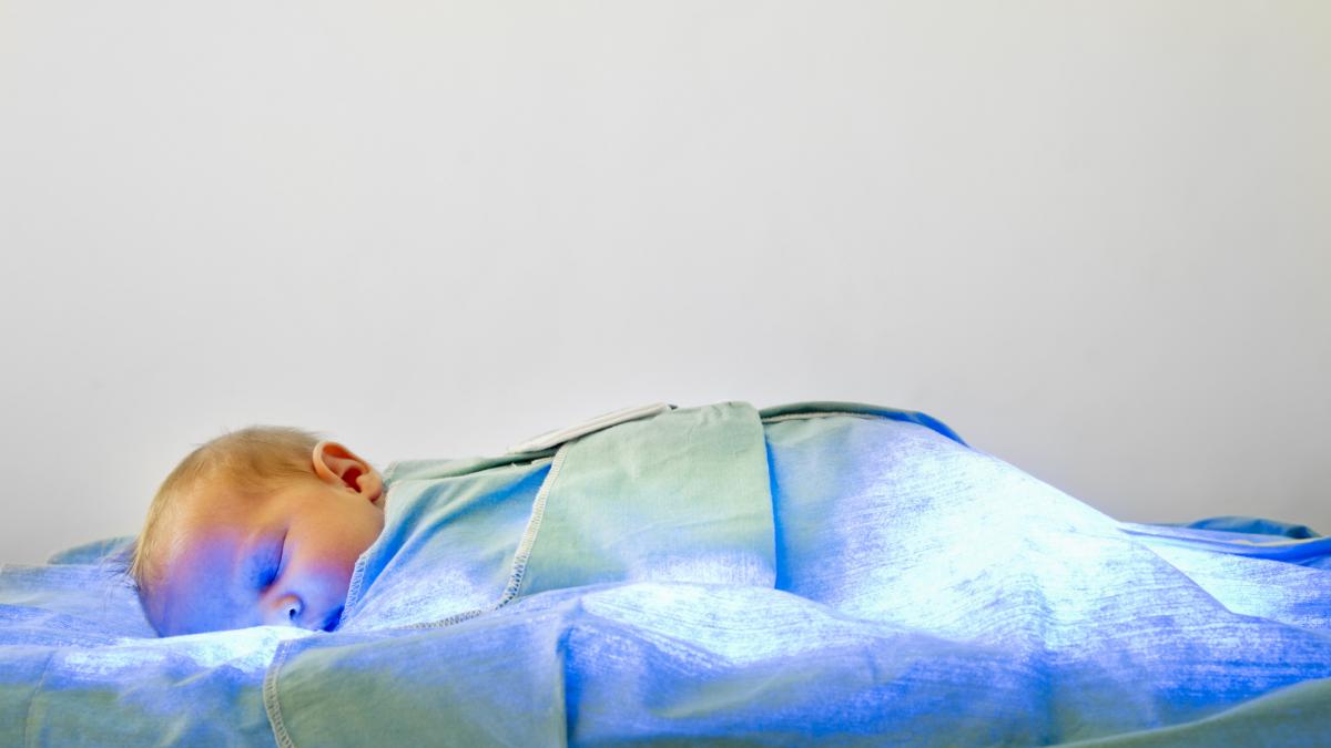 un copil de 2 ani a ramas fara vedere la un ochi dupa ce a fost sarutat pe fata cum a fost posibil