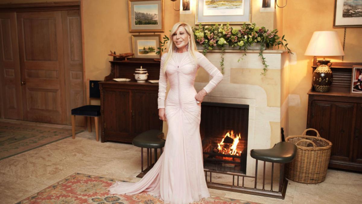 donatella versace renunta la functia de director creativ al brandului de lux dupa 30 de ani cine va veni in locul ei