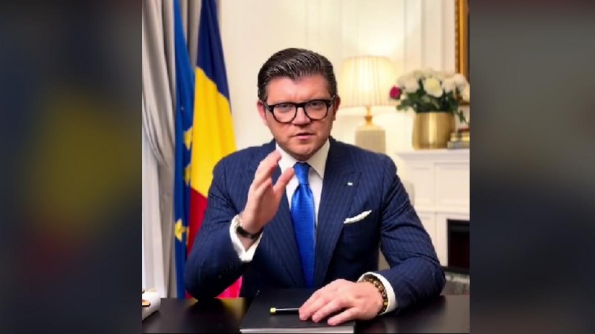 anton pisaroglu vorbind la masa cu mana ridicata