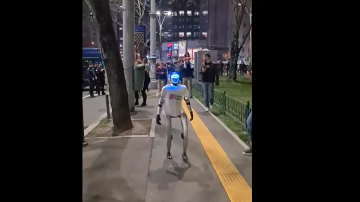 aparitie surprinzatoare la mitingul pro european un robot s a plimbat printre protestatari si a facut poze cu ei