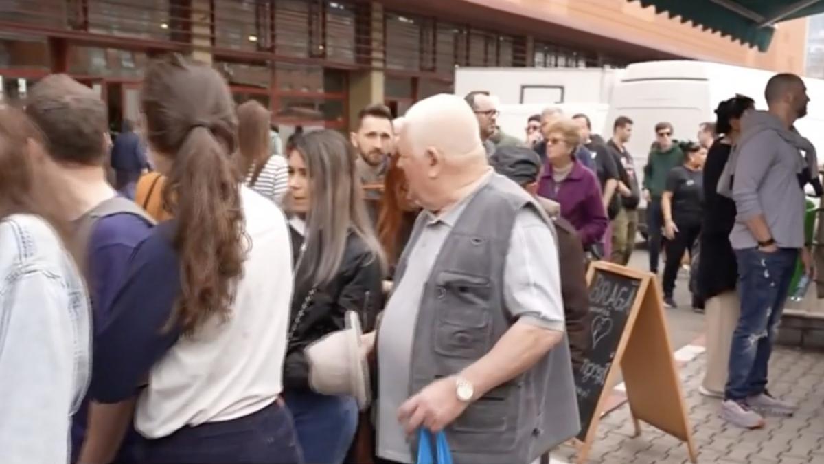 cozi uriase la terasele cu mici din bucuresti la rand s au asezat si multi turisti straini cat costa o portie in piata obor