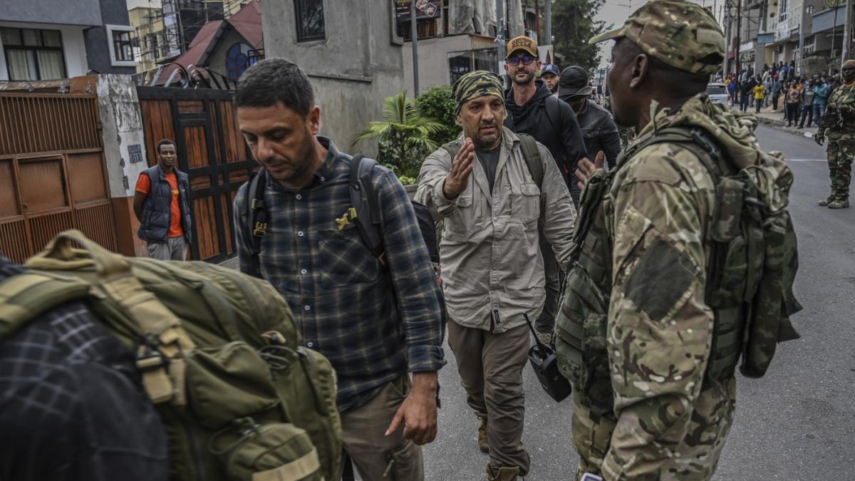 investigatie the guardian cum s a imbogatit potra in congo angajand paznici de supermarket si soferi de camion pe post de mercenari
