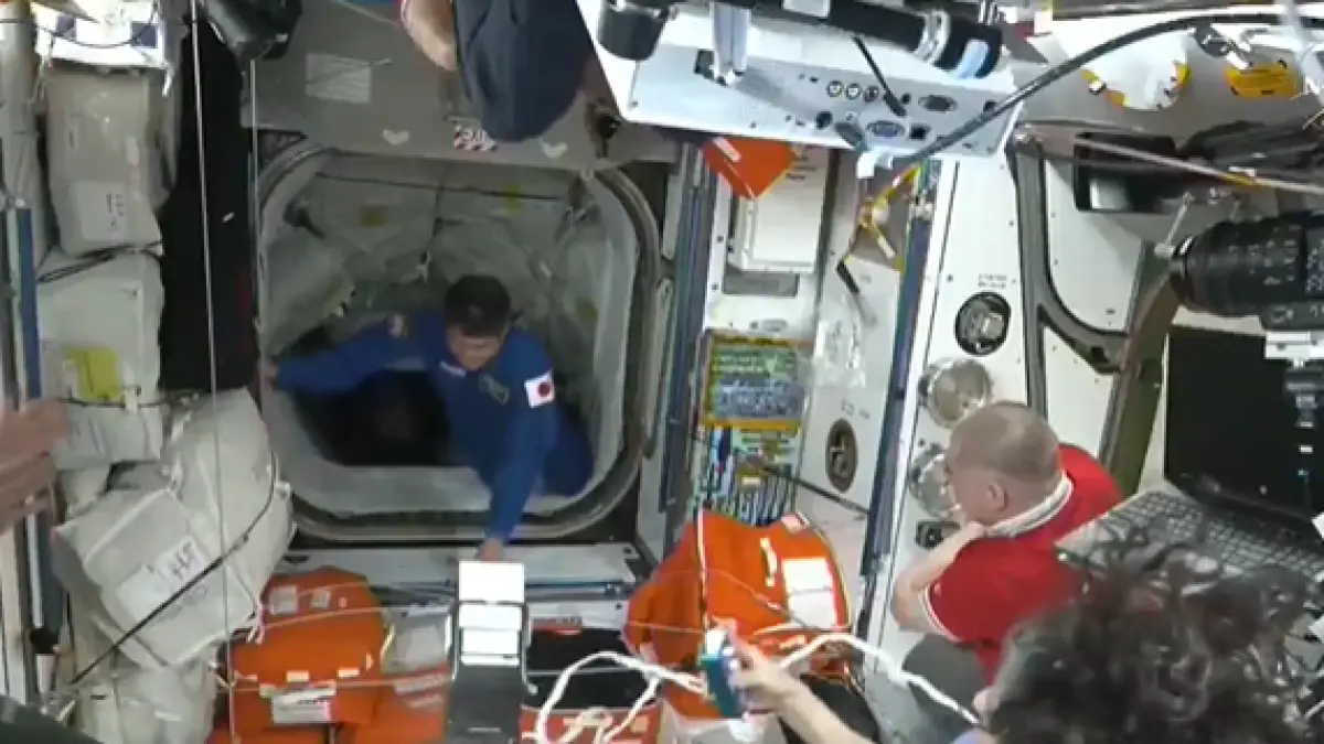 capsula care ii aduce acasa pe astronautii blocati de 9 luni pe orbita a ajuns pe iss ma bucur sa ii vad pe prietenii nostri