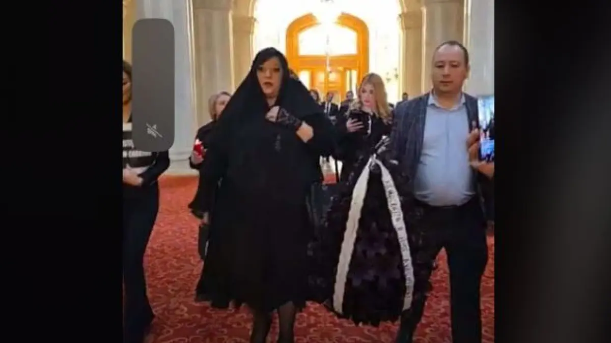 circ in parlament sosoaca s a imbracat in haine de doliu si a incercat sa intre peste judecatorii ccr a cantat si vesnica pomenire