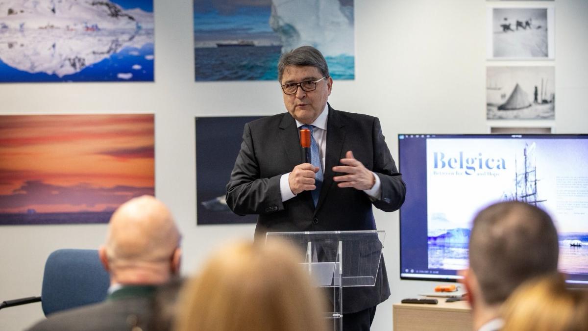 emil hurezeanu a fost prezent la inaugurarea noului sediu al sectiei consulare a ambasadei romaniei la burxelles