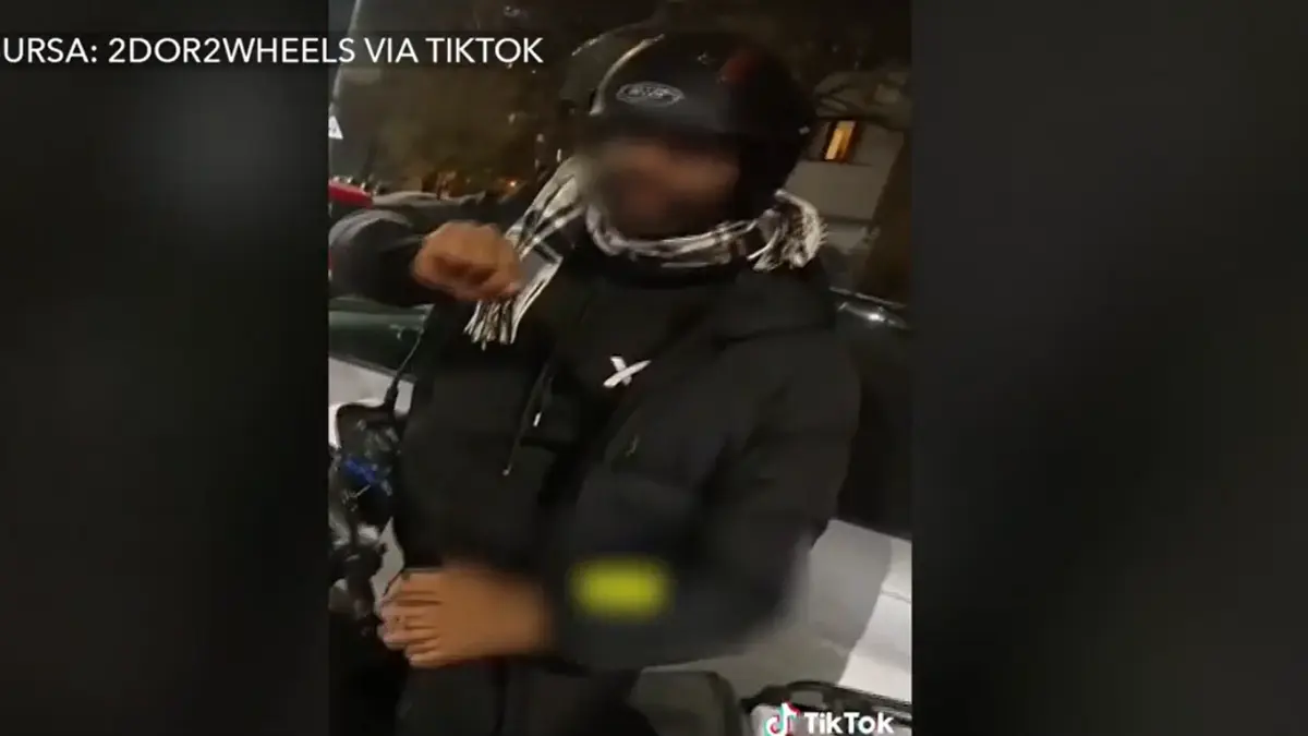 un livrator asiatic fara permis i a cerut unui motociclist sa l invete sa conduca in bucuresti stau aici de 20 de minute