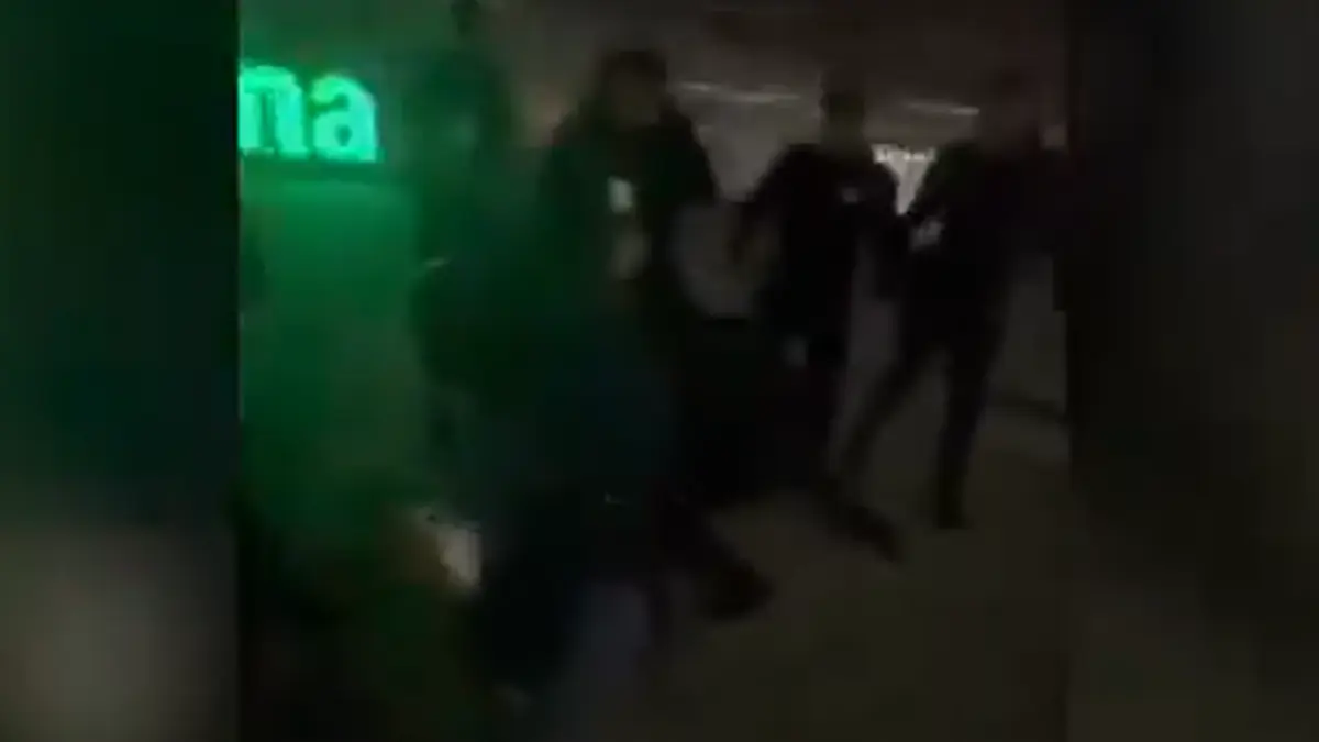 un tanar ar fi fost batut de jandarmi pana a fost bagat in spital dupa un concert din cluj momentul a fost filmat de iubita lui