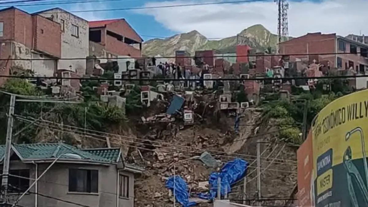 imagini teribile cu sicrie scoase la suprafata dupa ce o alunecare de teren a distrus un cimitir in bolivia
