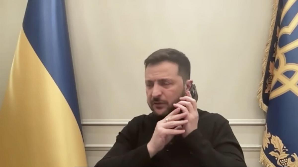 zelenski vorbeste la telefon