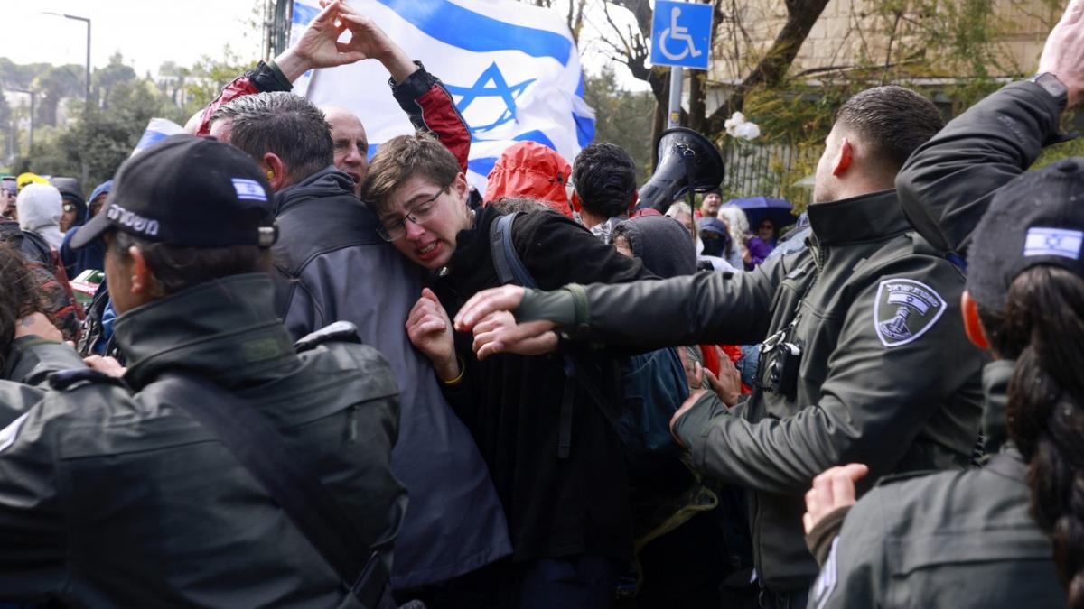 proteste violente in israel langa casa lui netanyahu politistii folosesc tunuri cu apa si incearca sa ii blocheze cu garduri de metal