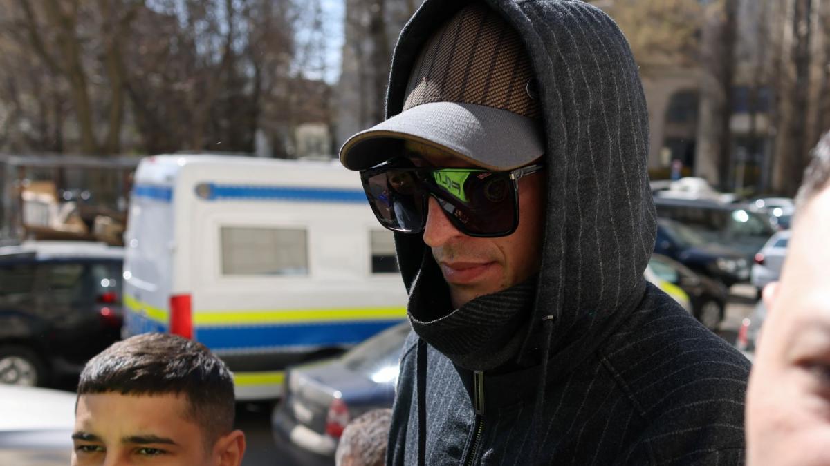 milionarul bogdan peschir a fost adus pentru audieri la parchetul general a venit camuflat cu gluga ochelari si sapca