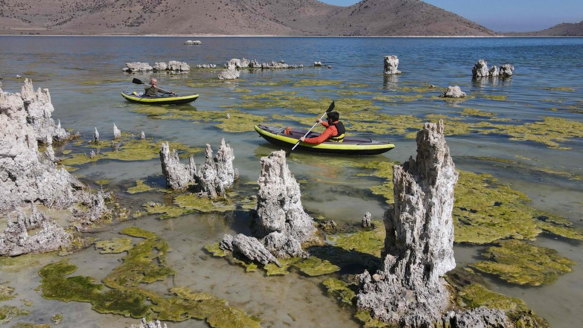 cosuri de zane subacvatice au aparut pe cel mai mare lac sarat din turcia imaginile spectaculoase trag insa un semnal de alarma