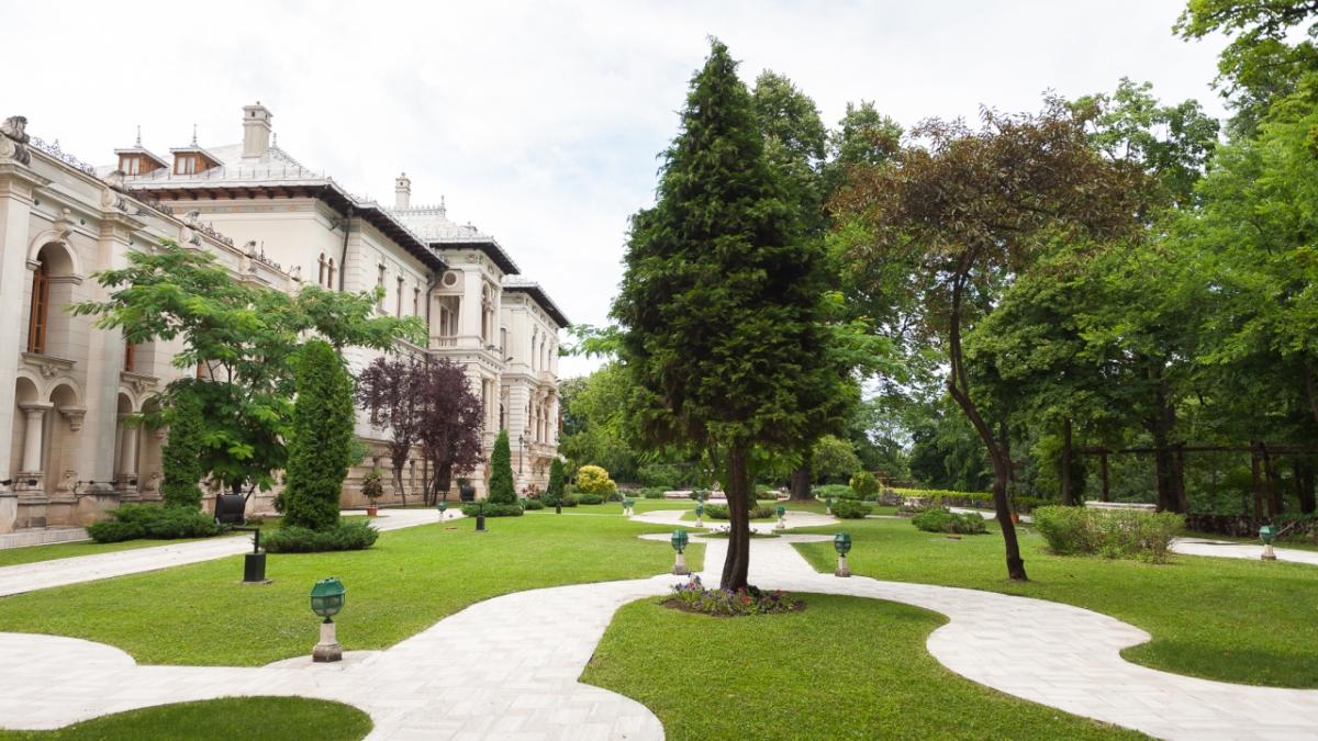 peste 13 000 de oameni au vizitat palatul cotroceni si gradinile sale vineri si sambata portile raman deschise si duminica