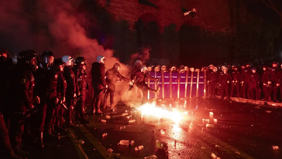 turcia sta pe un butoi de pulbere proteste cu 300 000 de oameni fata de erdogan zeci de arestari dupa mesajele pe retele sociale
