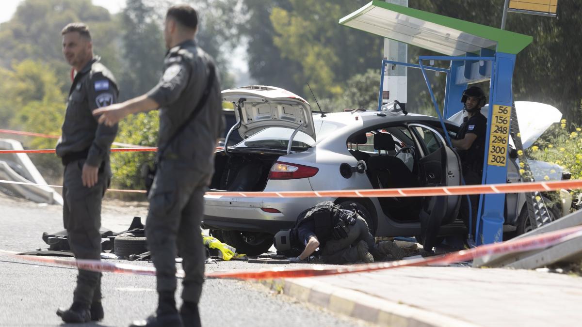 atac terorist in israel un barbat a luat arma unui soldat peste care a dat cu masina si a inceput sa traga in soferi atac terorist in israel un barbat a luat arma unui soldat peste care a dat cu masina si a inceput sa traga in soferi