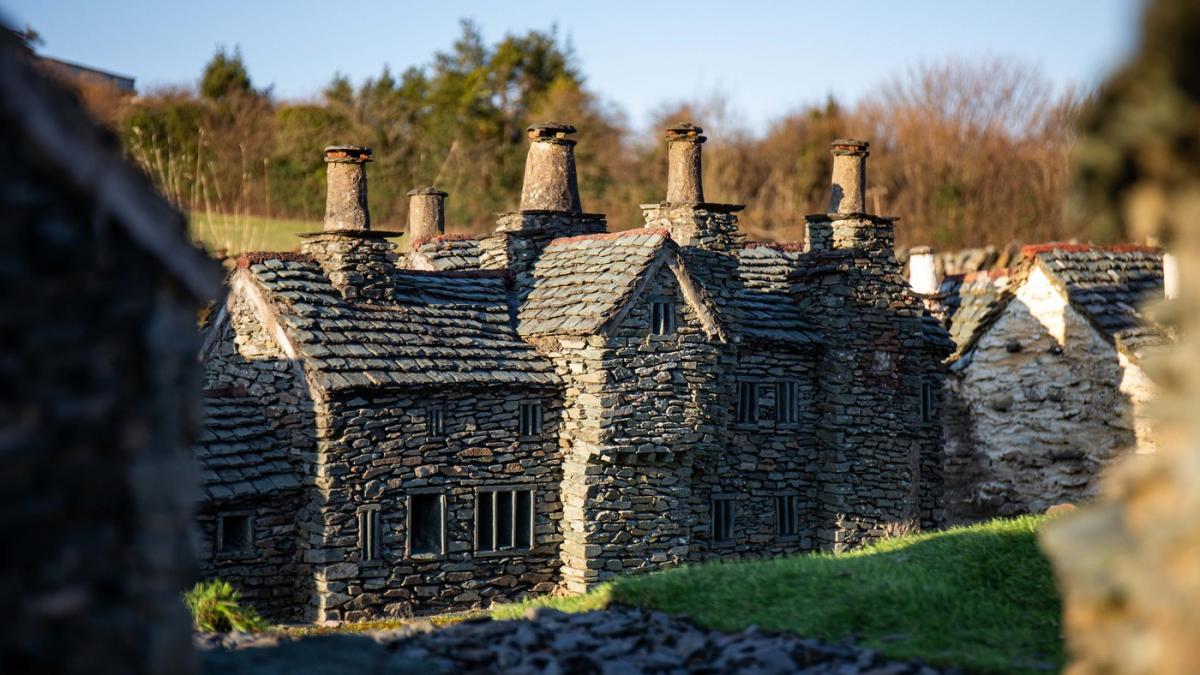 pare un sat obisnuit cu 100 de case din piatra fotografiile cu oameni pe strazi dezvaluie insa ceva inedit