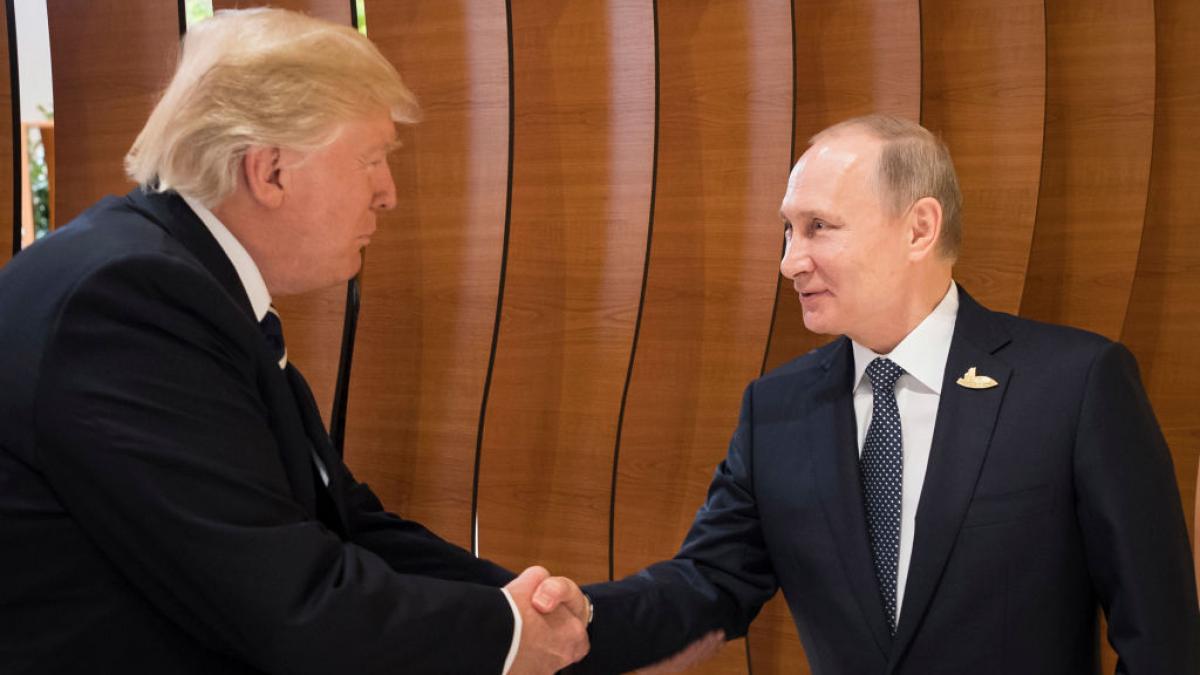 Poza din  7 iulie 2017 in care Donald Trump si Vladimir Putin dau mâna în timp ce se află la Sumitul G20, organizat la Hamburg