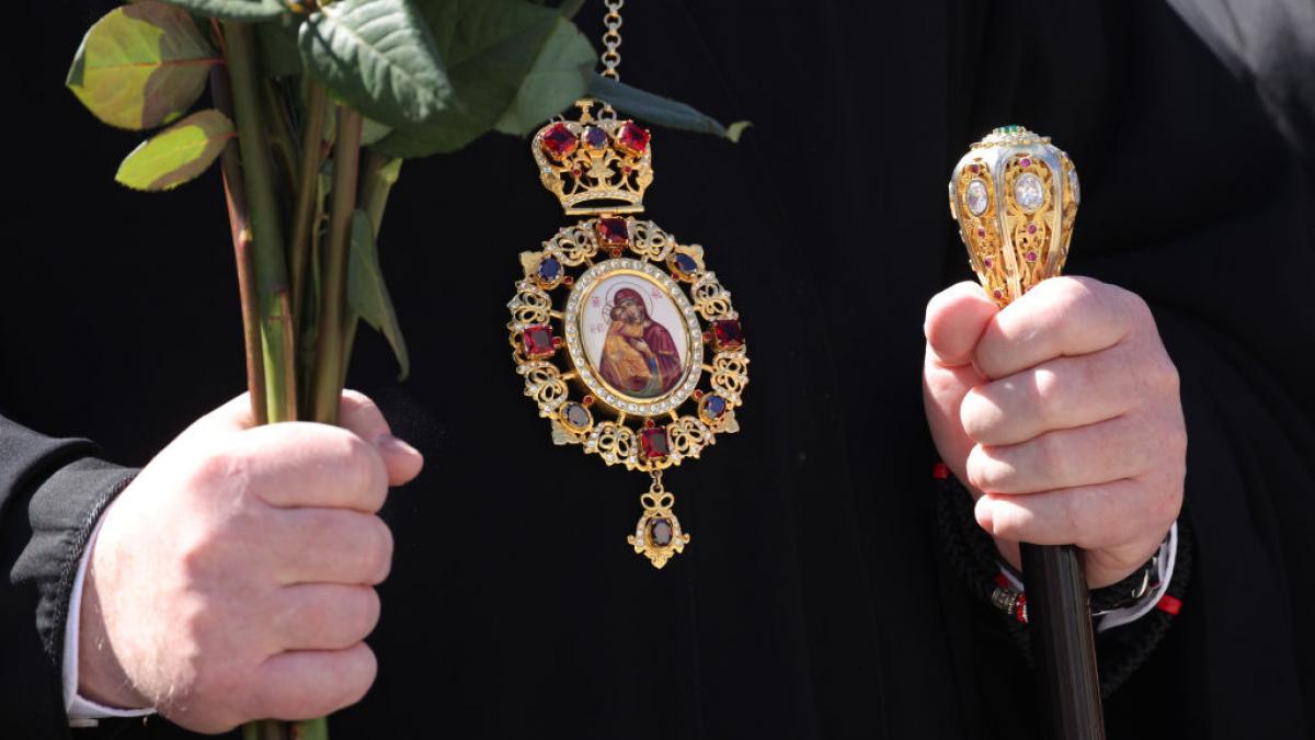 un preot din rusia a fost arestat dupa ce in 2014 s a fotografiat cu steagul ucrainei