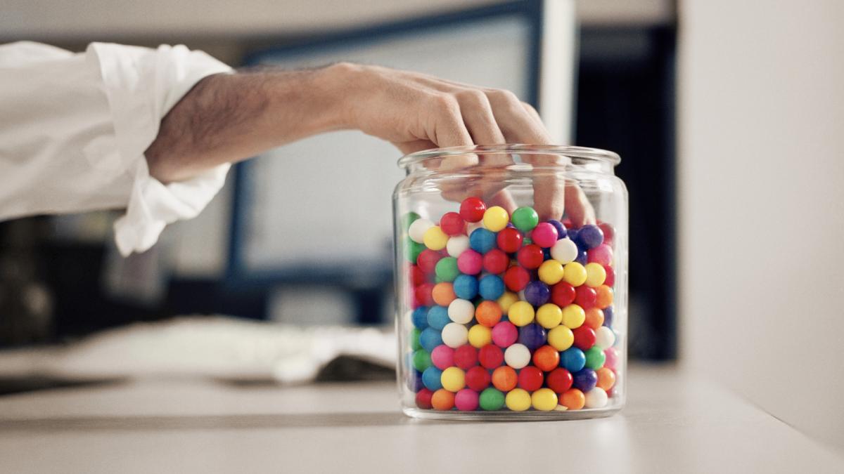 guma de mestecat elibereaza sute de particule de microplastic in gura arata noile studii nimeni nu va va spune ingredientele