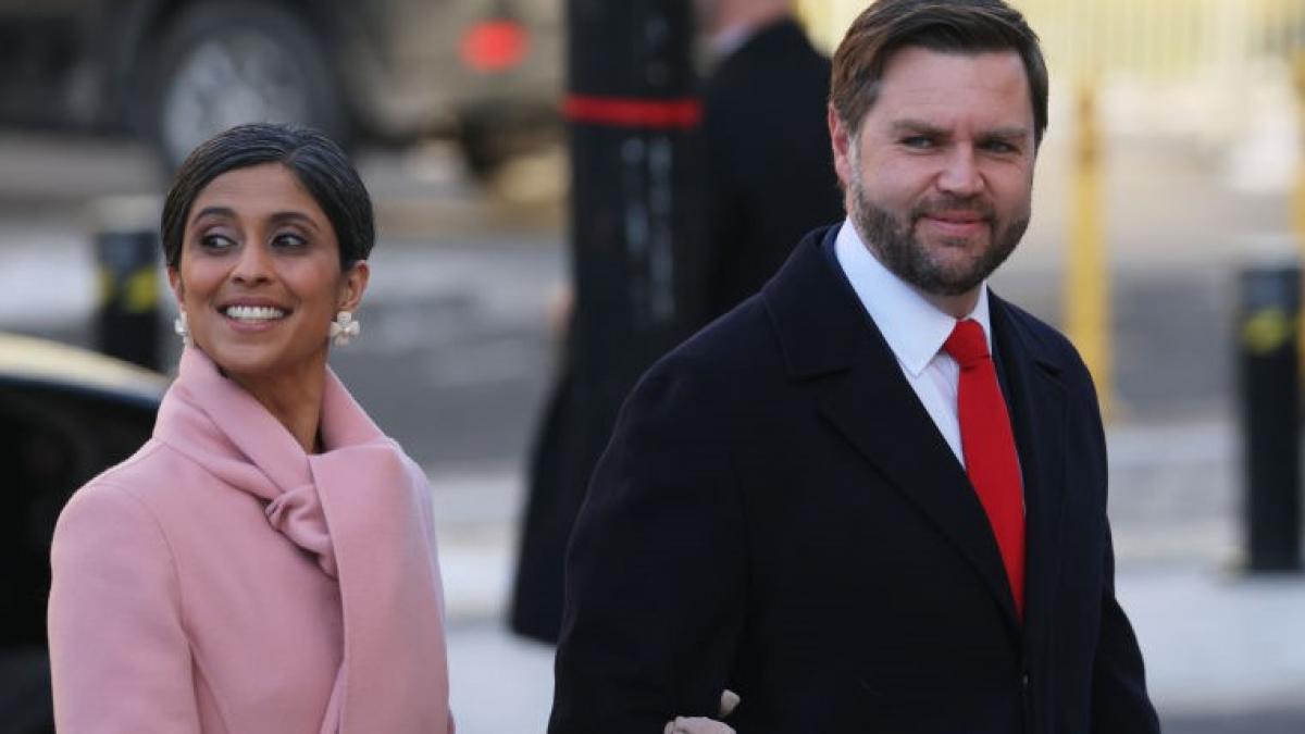 jd vance s a hotarat sa mearga si el alaturi de sotie in vizita in groenlanda am decis sa nu o las sa se distreze singura