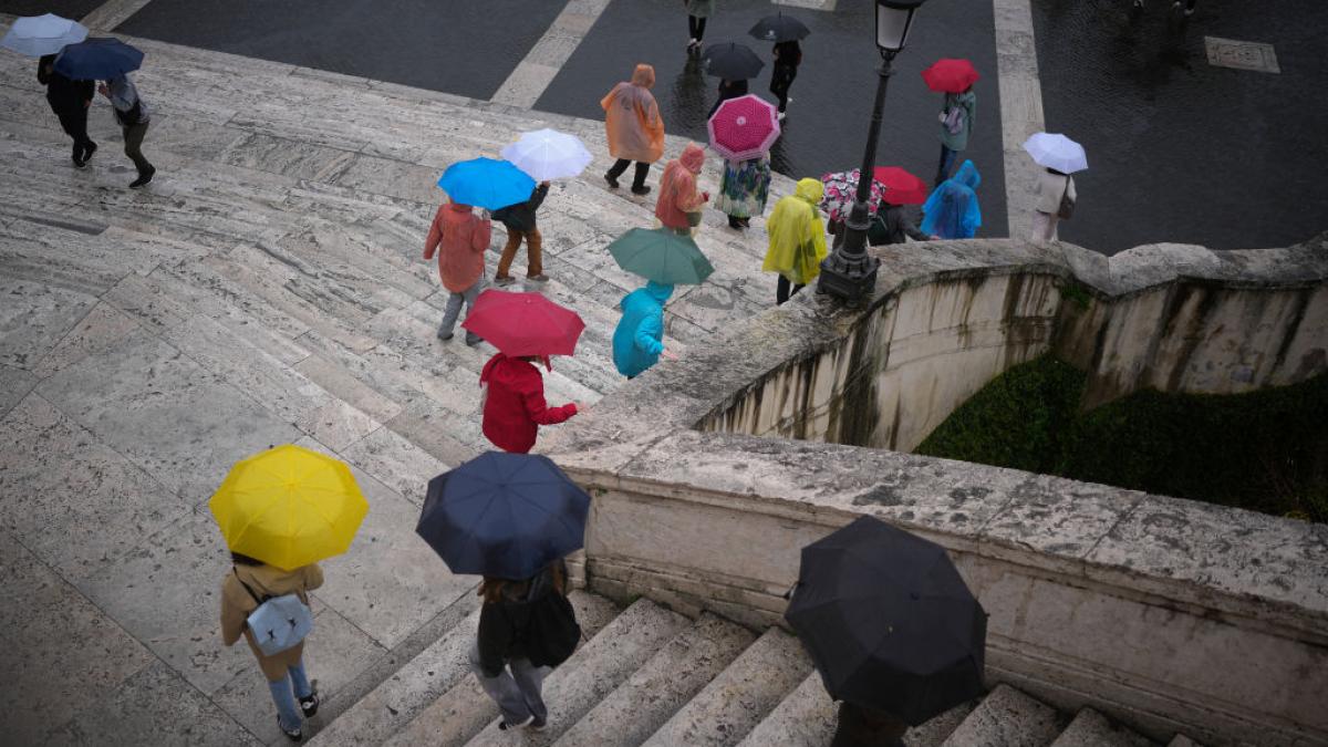 meteorologii au anuntat ploi descarcari electrice grindina si doua coduri de ceata