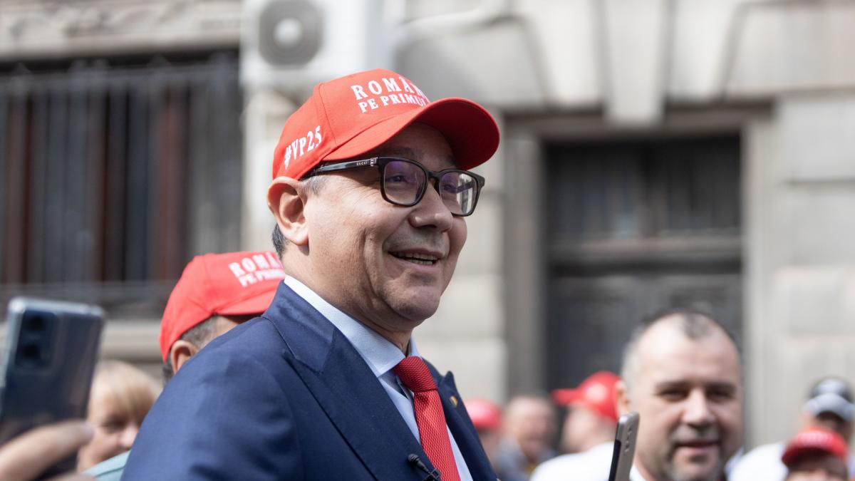 victor ponta cu sapca rosie de campanie foto hepta