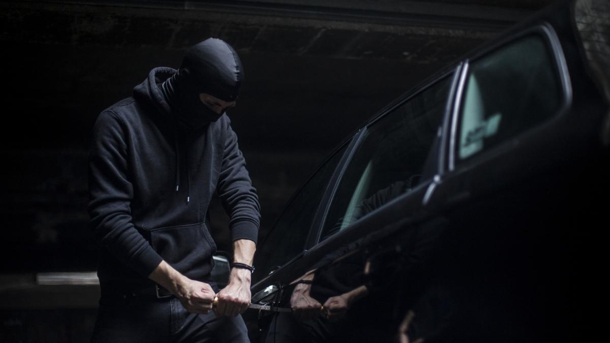 video cum au furat 4 hoti o masina de lux in doar doua minute in plina zi