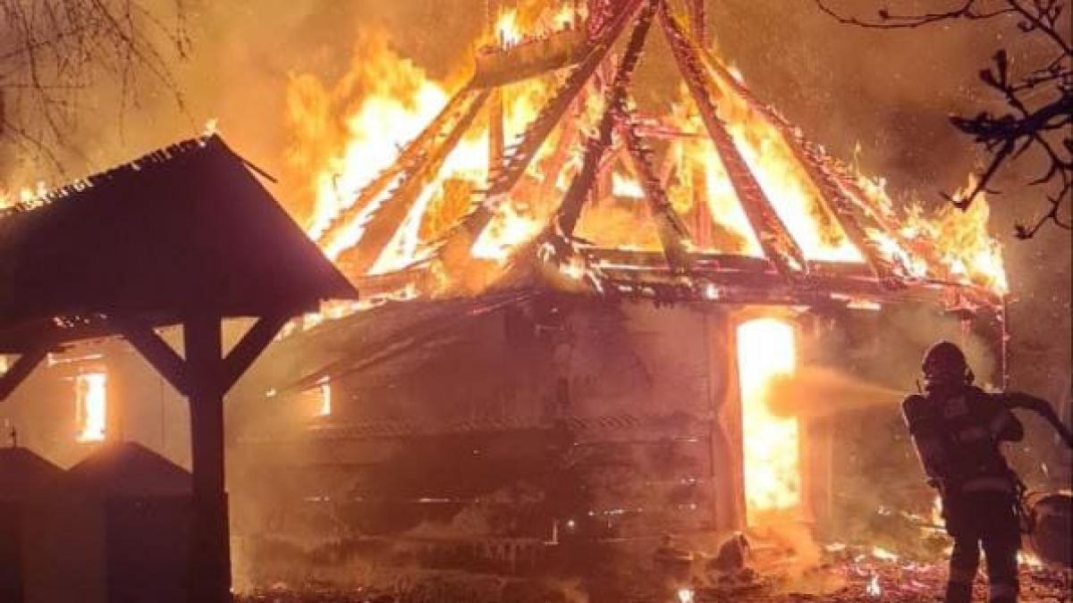 biserica din lemn din topla din muzeul satului timisoara a ars complet era din 1746 si urma sa fie inclusa pe lista monumentelor