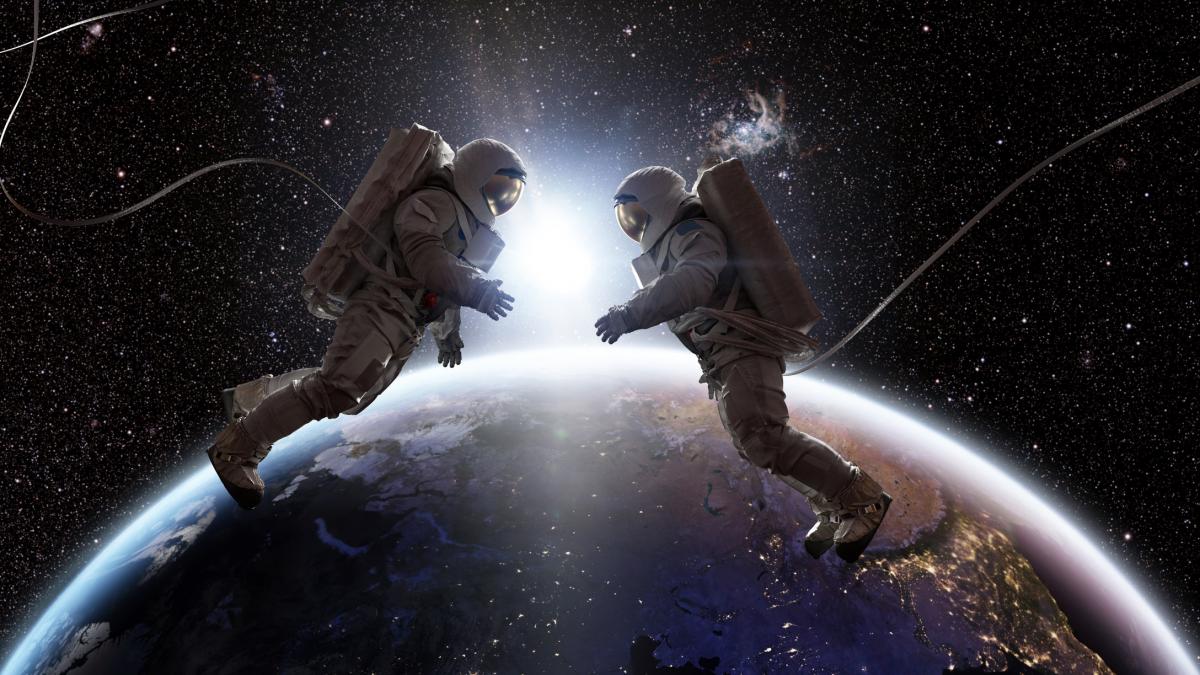astronauti in spatiu