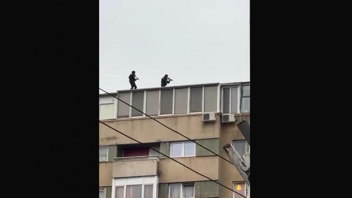 o persoana a sunat la 112 ca a vazut un lunetist pe terasa unui bloc ce au descoperit fortele speciale